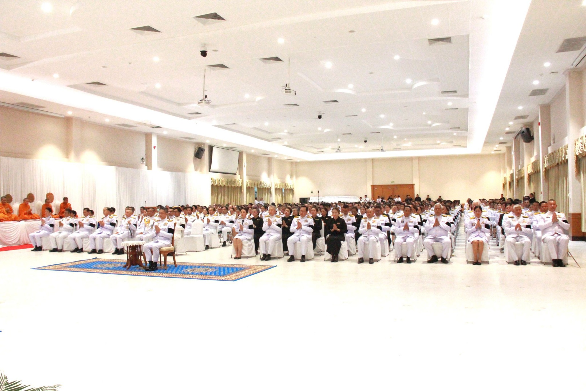 ผู้ว่าราชการจังหวัดสุราษฎร์ธานีนำข้าราชการและประชาชนทุกหมู่เหล่าร่วมพิธีบำเพ็ญกุศลสัตตมวาร ถวายพระราชกุศลสมเด็จพระนางเจ้าสิริกิติ์ พระบรมราชินีนาถ พระบรมราชชนนีพันปีหลวง