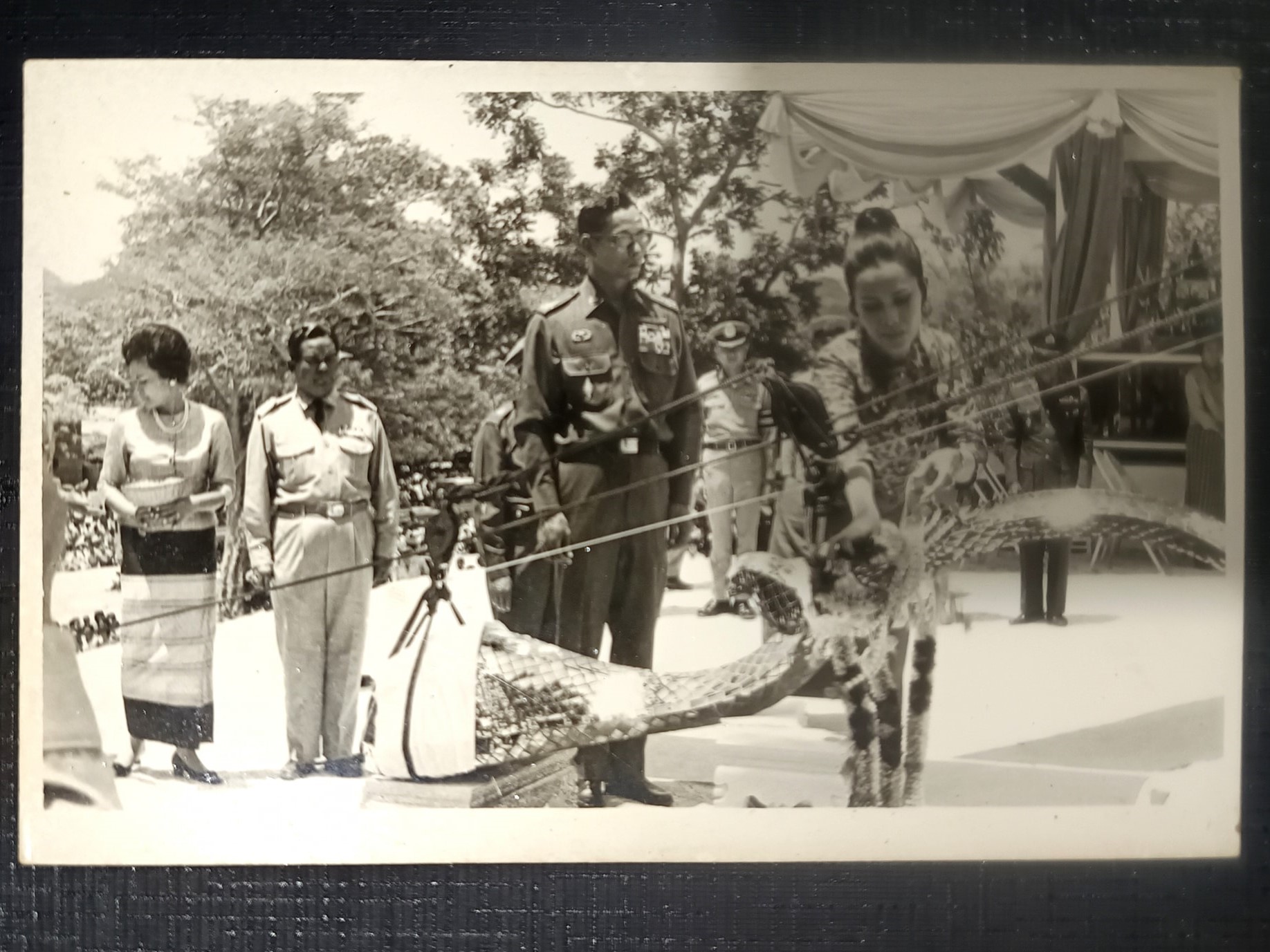 สมเด็จพระนางเจ้าสิริกิติ์ พระบรมราชินีนาถ พระบรมราชชนนีพันปีหลวงได้เสด็จเยือนสุราษฎร์ธานี เพื่อทรงประกอบพิธียกช่อฟ้าพระอุโบสถวัดเขาสุวรรณประดิษฐ์