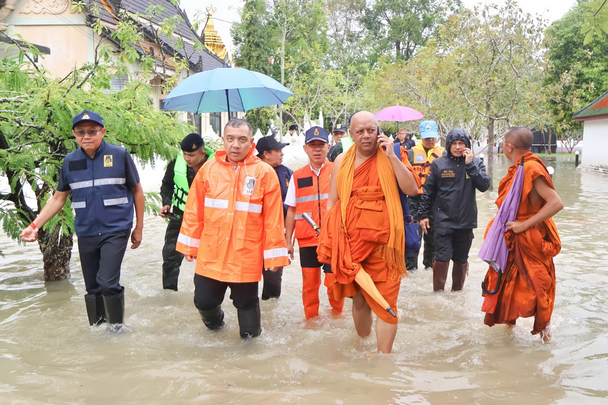 ผู้ว่าฯ สุราษฎร์ธานีลงพื้นที่ลุยน้ำท่วมที่อำเภอไชยา สั่งการหน่วยงานที่เกี่ยวข้องติดตามระดับน้ำตลอด 24 ชั่วโมง&nbsp; พร้อมแจ้งเตือนประชาชนพื้นที่เสี่ยงเฝ้าระวังสถานการณ์อย่างใกล้ชิดในระยะนี้