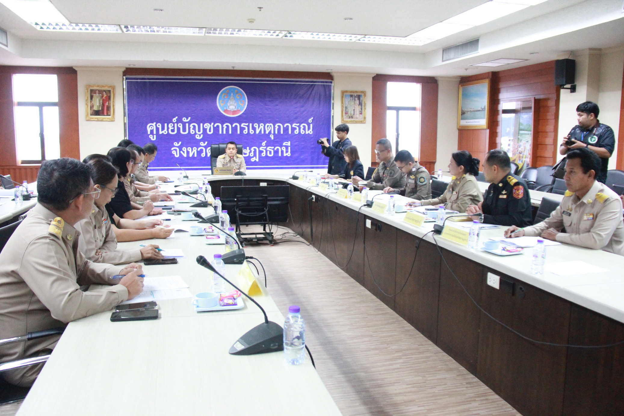 จังหวัดสุราษฎร์ธานีประชุมคณะทำงานอำนวยความสะดวกประชาชนในการเดินทางเข้าเฝ้าฯ กราบบังคมพระบรมศพ สมเด็จพระนางเจ้าสิริกิติ์ พระบรมราชินีนาถ พระบรมราชชนนีพันปีหลวง รอบที่ 2 วันที่ 23 ธันวาคมนี้  