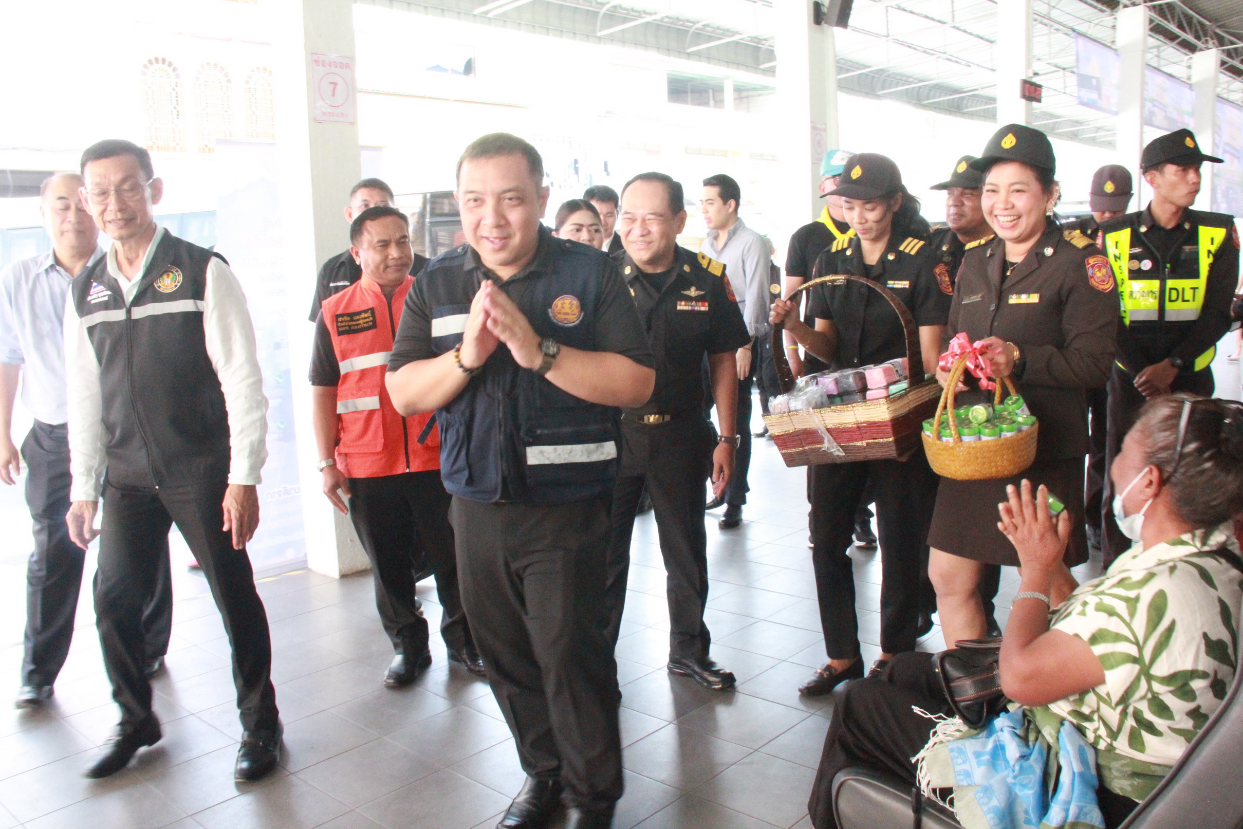 ผู้ว่าฯ สุราษฎร์ธานีพร้อมขนส่งจังหวัด ลงพื้นที่ตรวจเยี่ยมจุดตรวจความพร้อมรถโดยสารสาธารณะ ในช่วงเทศกาลส่งท้ายปีเก่าต้อนรับปีใหม่ 2569  