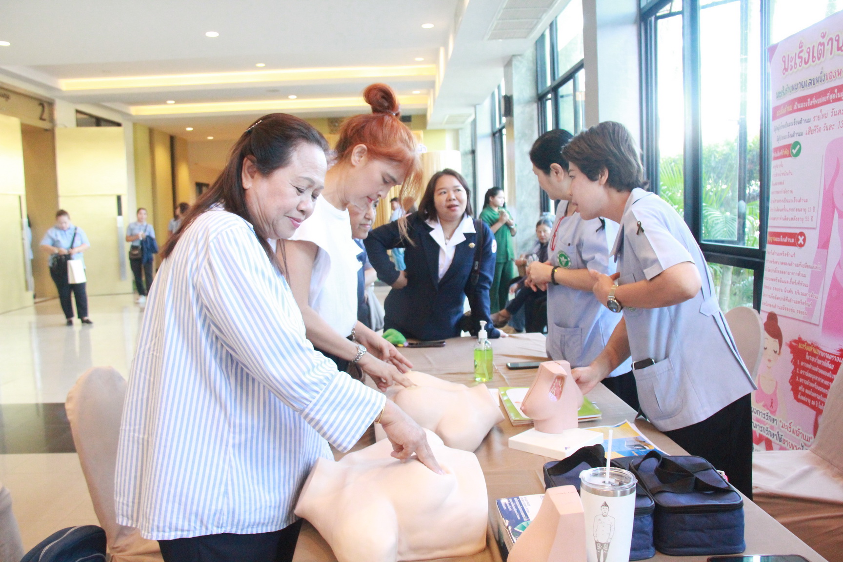 โรงพยาบาลสุราษฎร์ธานีร่วมกับมูลนิธิกาญจนบารมีและเครือข่ายบริการสุขภาพ จัดกิจกรรมคัดกรองมะเร็งเต้านมในสตรีกลุ่มเสี่ยงและด้อยโอกาส 4 หน่วย 4 ภาค ทั่วประเทศ เฉลิมพระเกียรติพระบาทสมเด็จพระเจ้าอยู่หัว 