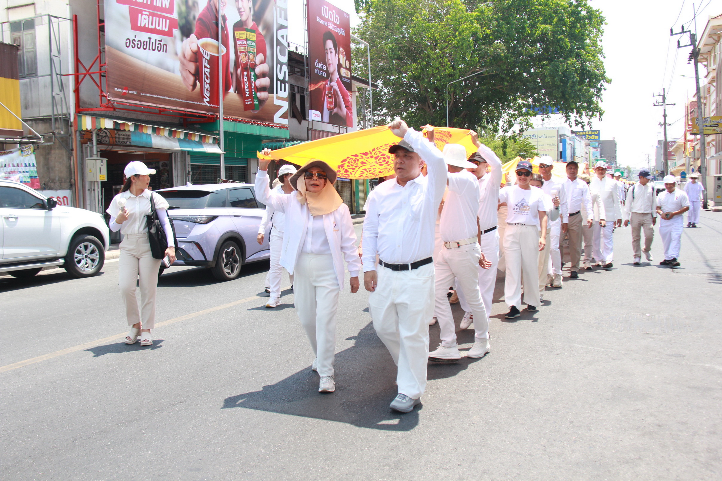 พ่อเมืองสุราษฎร์ธานีนำข้าราชการและประชาชนร่วมขบวนแห่ผ้าพระบฏและผ้าห่มพระธาตุศรีสุราษฎร์ เนื่องในงาน &ldquo;แห่ผ้าห่มพระธาตุศรีสุราษฎร์ แลธรรมชาติเขาท่าเพชร ประจำปี 2569&rdquo; บรรยากาศเป็นไปอย่างคึกคัก