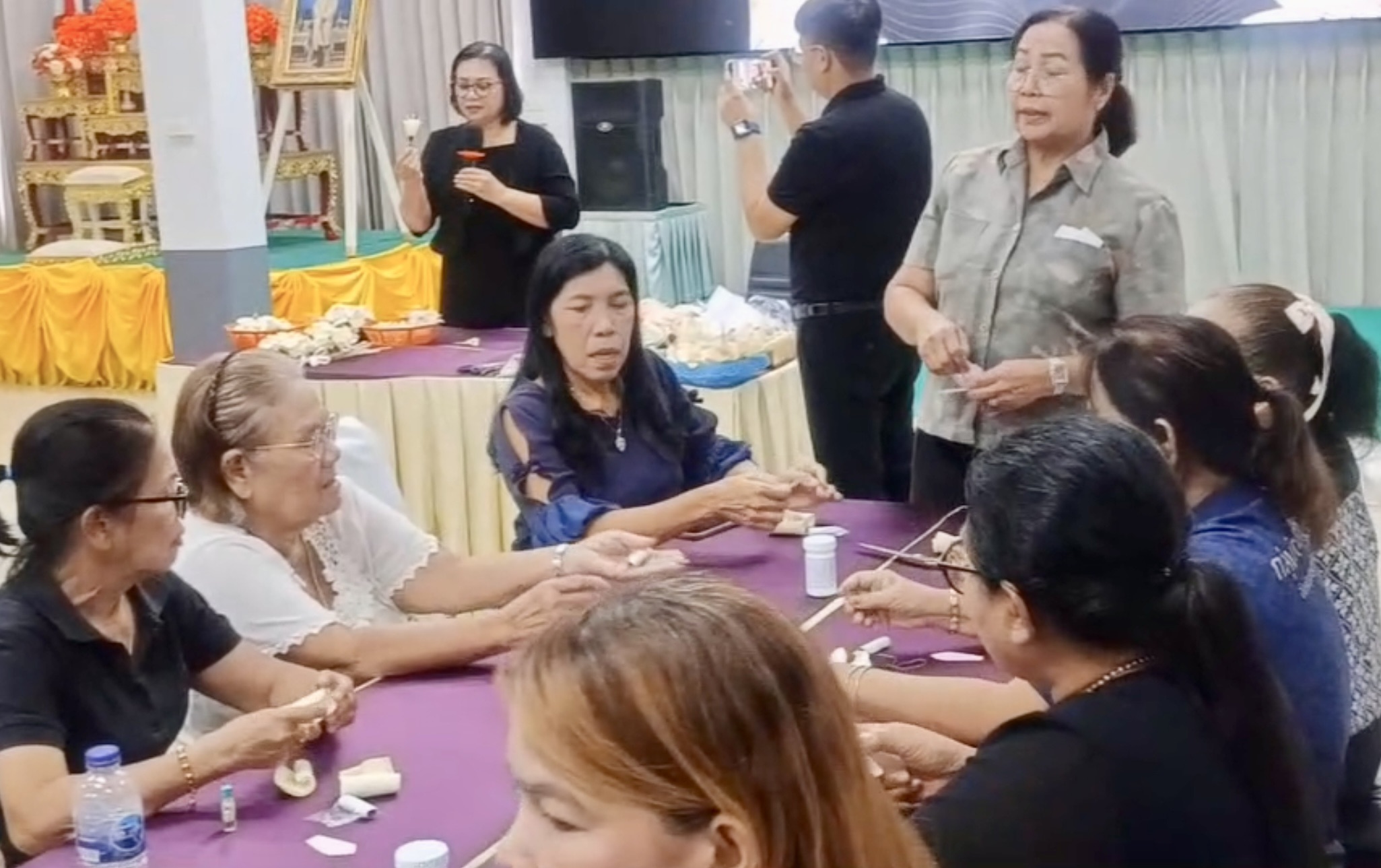 วัฒนธรรมจังหวัดสุราษฎร์ธานีร่วมกับเทศบาลตำบลวัดประดู่ เปิดอบรมประดิษฐ์ดอกไม้จันทน์&nbsp; เตรียมใช้ในงานพระราชพิธีถวายพระเพลิงพระบรมศพสมเด็จพระนางเจ้าสิริกิติ์ พระบรมราชินีนาถ พระบรมราชชนนีพันปีหลวง&nbsp;